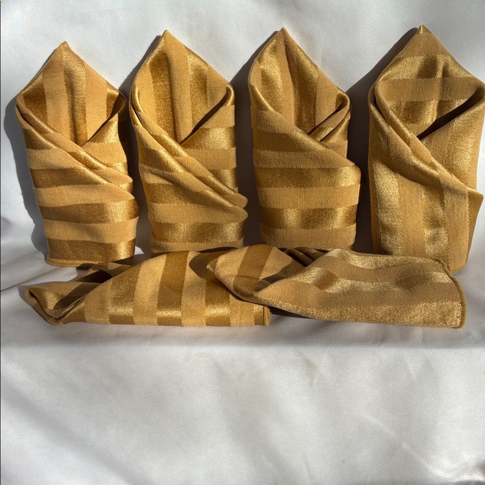 SET OF 6 GENTLY WORN BEAUTIFUL ELEGANT CLASSIC GOLD CLOTH NAPKINS 16X16